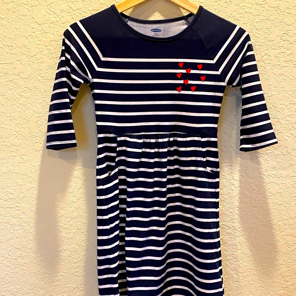 Girl Embroidered Heart Dress size 8 - Pockets Navy blue & white stripes Old Navy